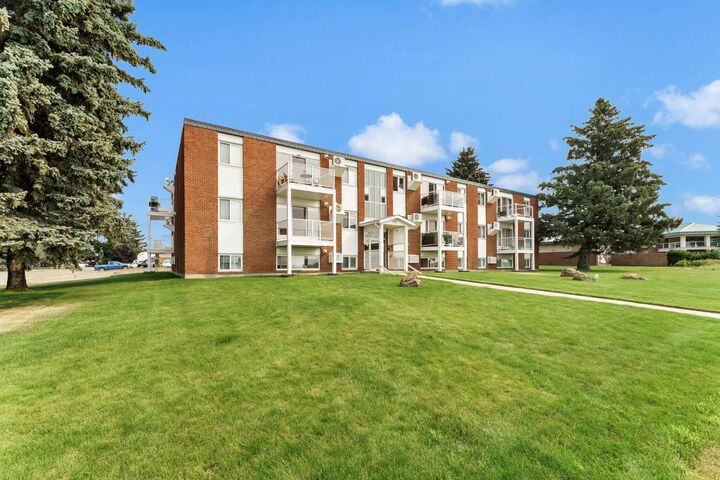 Property Photo:  512 McCutcheon Drive NW 7  AB T1A 6X7 