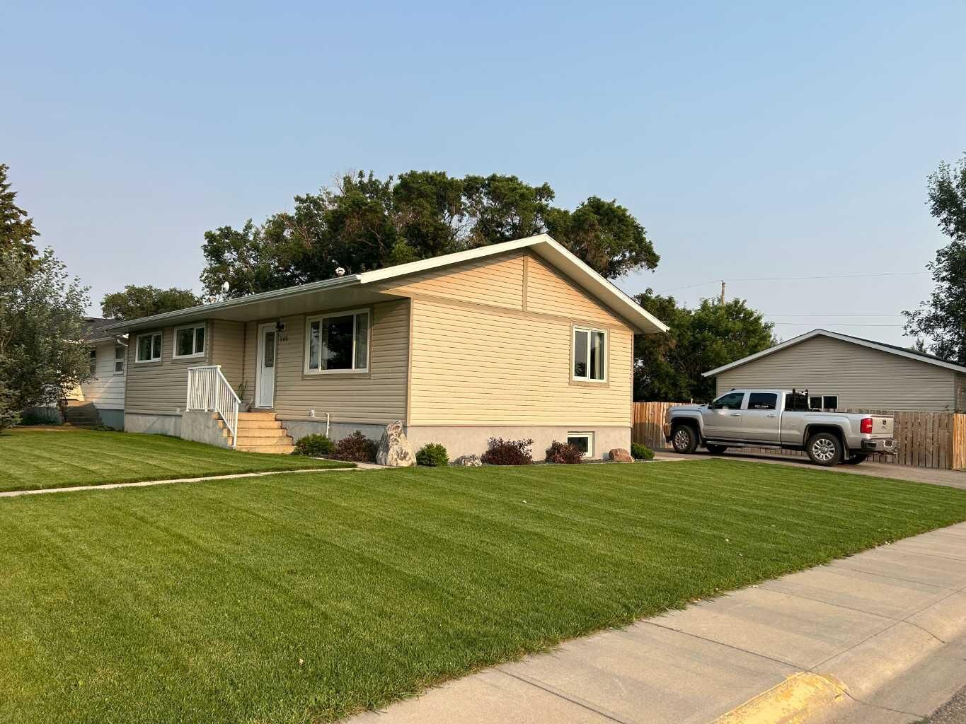 Property Photo:  949 3 Avenue N  AB T0K 2K0 