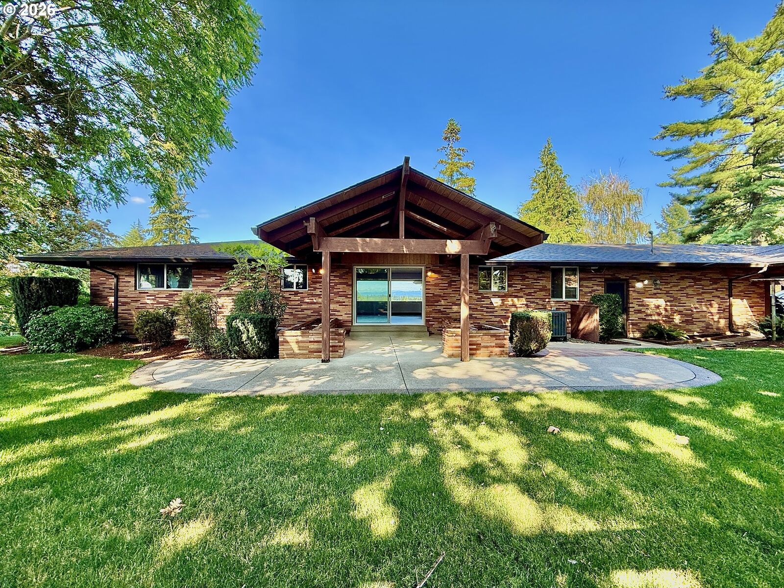 Property Photo:  3104 E McLoughlin Blvd  WA 98661 