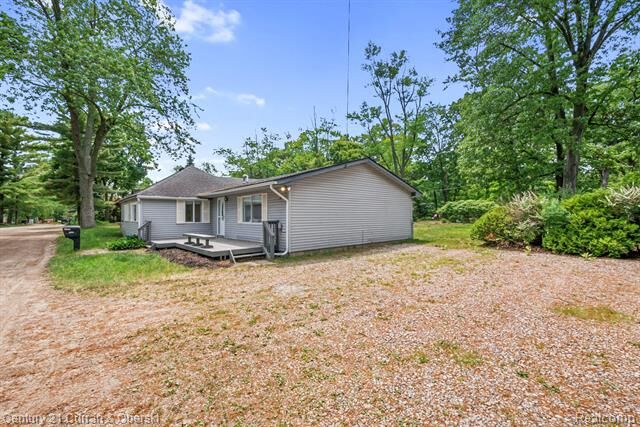 Property Photo: 2374 Lakena Road MI 48324