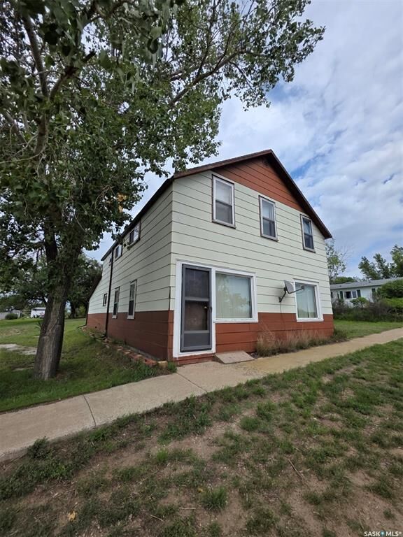 Property Photo:  529-533 Railway Avenue  SK S0H 2T0 