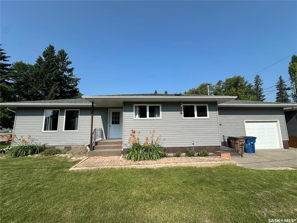Property Photo: 1119 103rd Avenue SK S0E 1T0