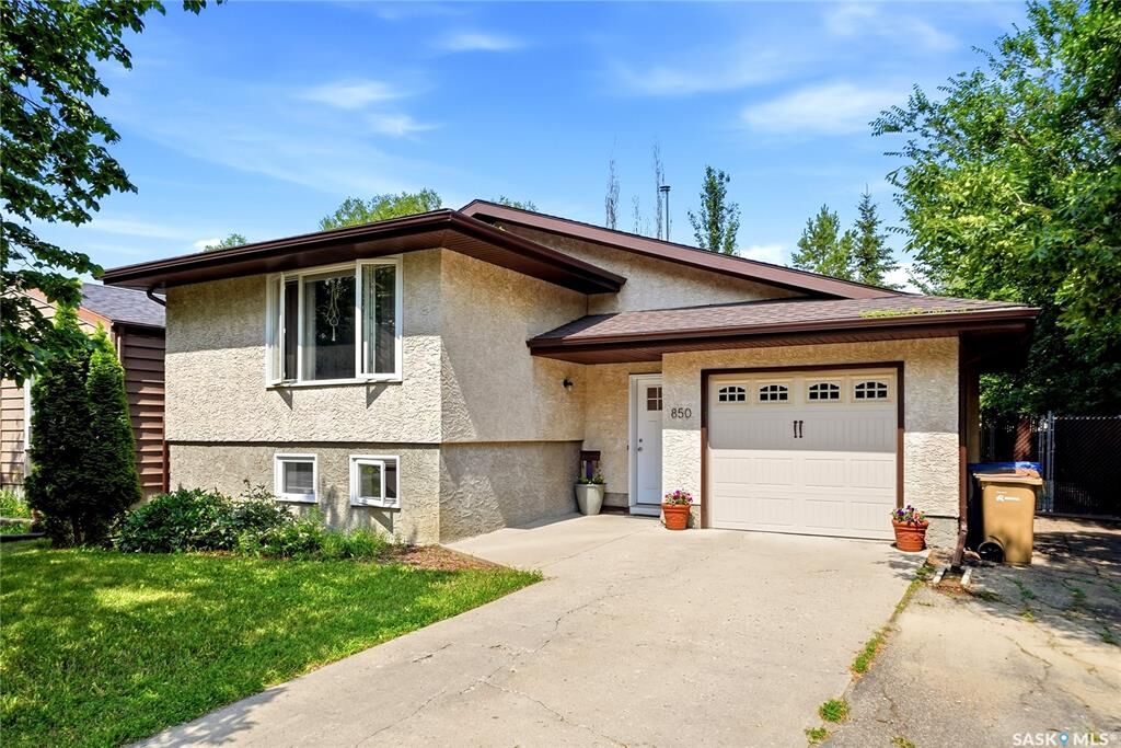 Property Photo: 850 Rink Avenue SK S4X 1W1
