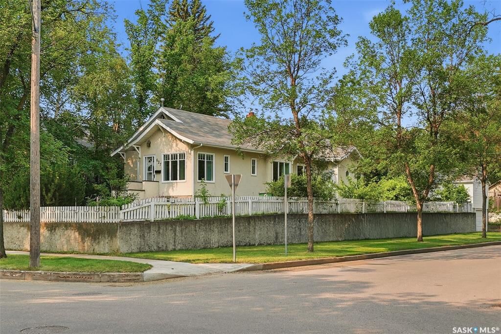 Property Photo:  627 9th Avenue N  SK S7K 2Y6 