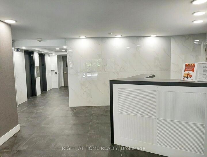 Property Photo: 20 Edgecliff Golfway 1008 ON M3C 3A4