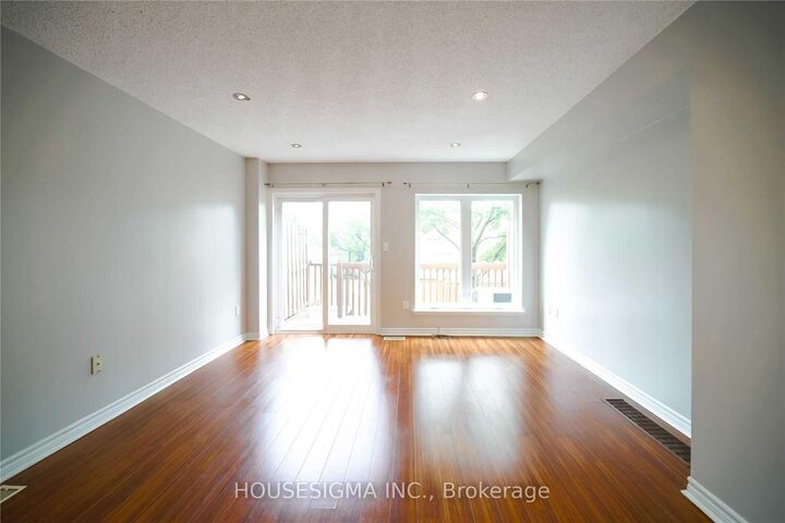 Property Photo: 80 Strathaven Drive 21 ON L5R 3V9
