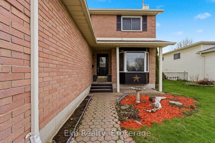 Property Photo:  39 Sherwood Crescent  ON K8P 5G2 