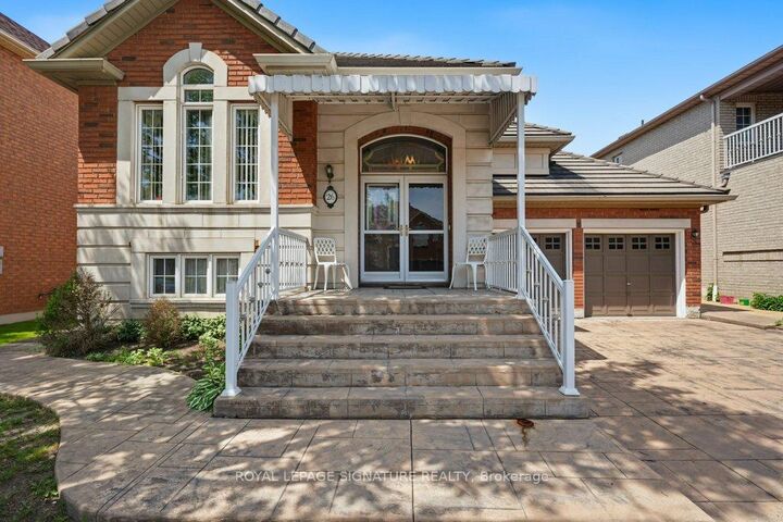 Property Photo: 26 Saint Clare Boulevard ON L4H 2A2