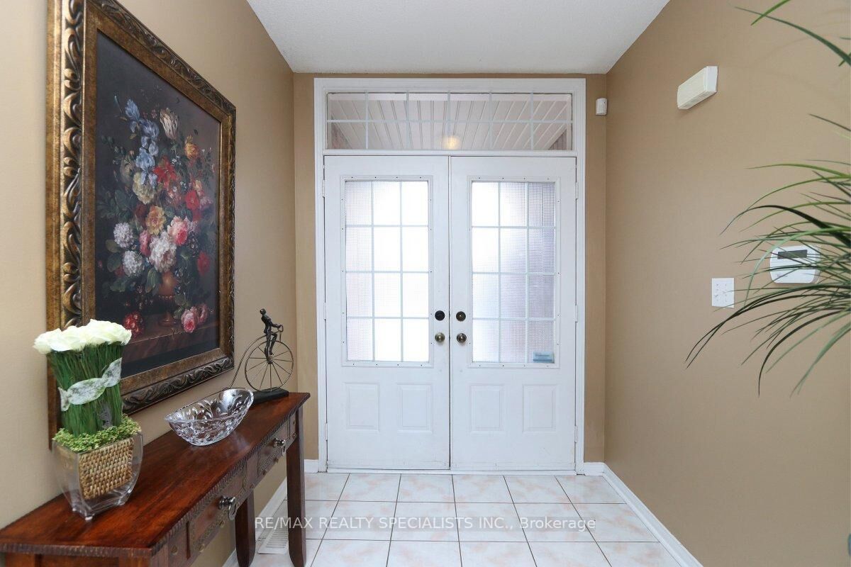Property Photo: 5817 Questman Hollow ON L5M 6N8