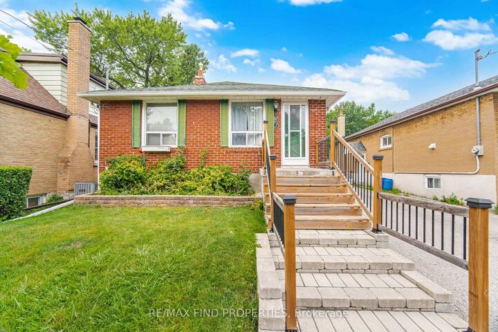 36 Pinegrove Avenue — photo 1