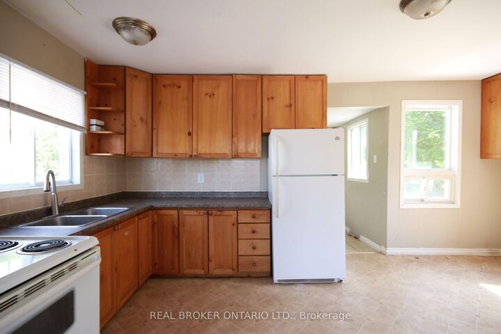 Property Photo:  236 Mountain Street  ON P3B 2T7 