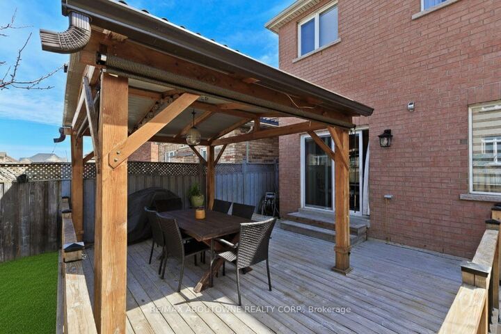Property Photo:  3339 Ruth Fertel Drive Upper  ON L5M 0H6 