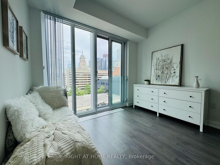 Property Photo:  50 McCaul Street 1011  ON M5T 0B6 
