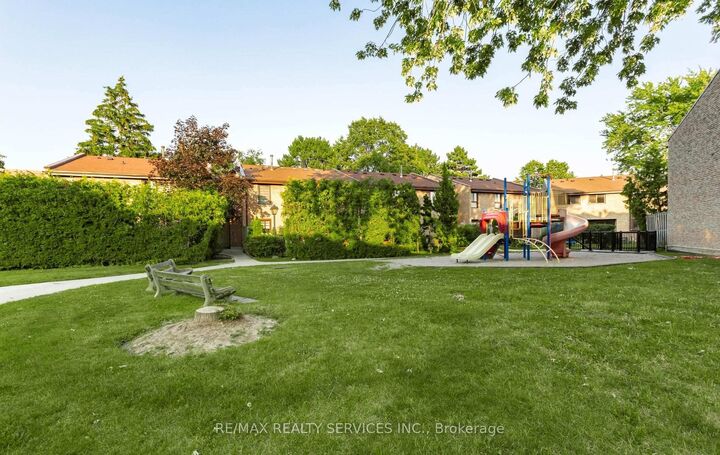 Property Photo: 2605 Woodchester Drive 50 ON L5K 2E3