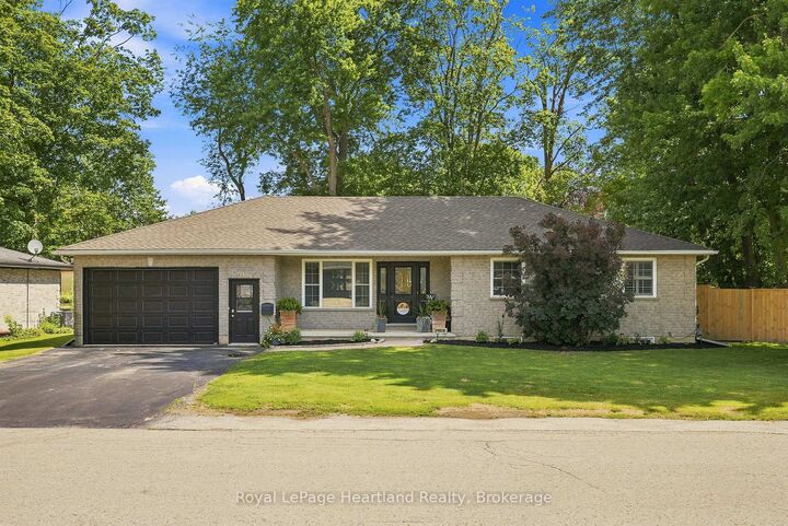 140 John Street N — photo 1
