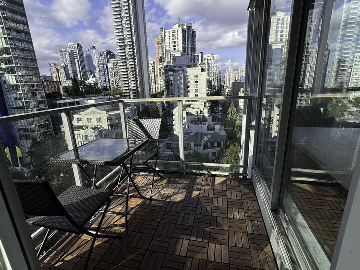 Property Photo: 1408 Strathmore Mews 1606 BC V6Z 3A9