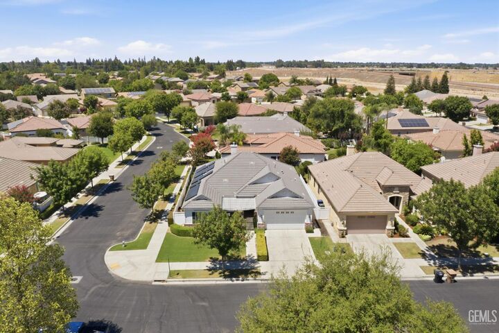 Property Photo: 303 Coachman Way CA 93312