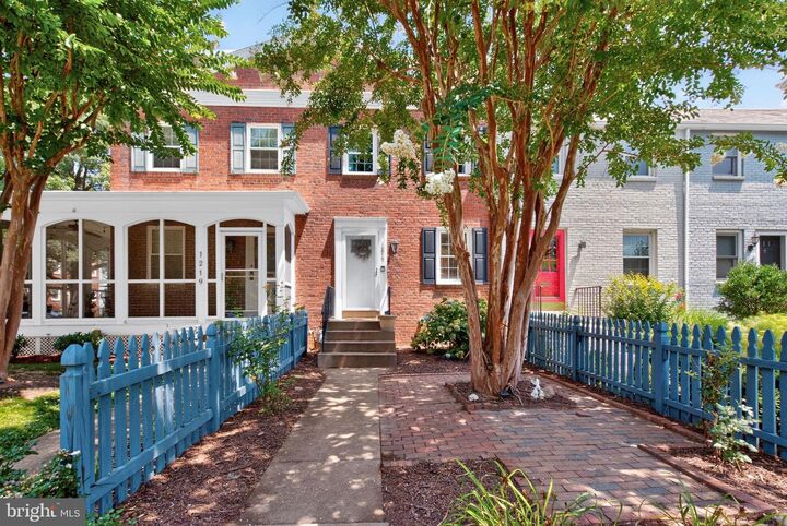 Property Photo:  1217 Colonial Avenue  VA 22314 