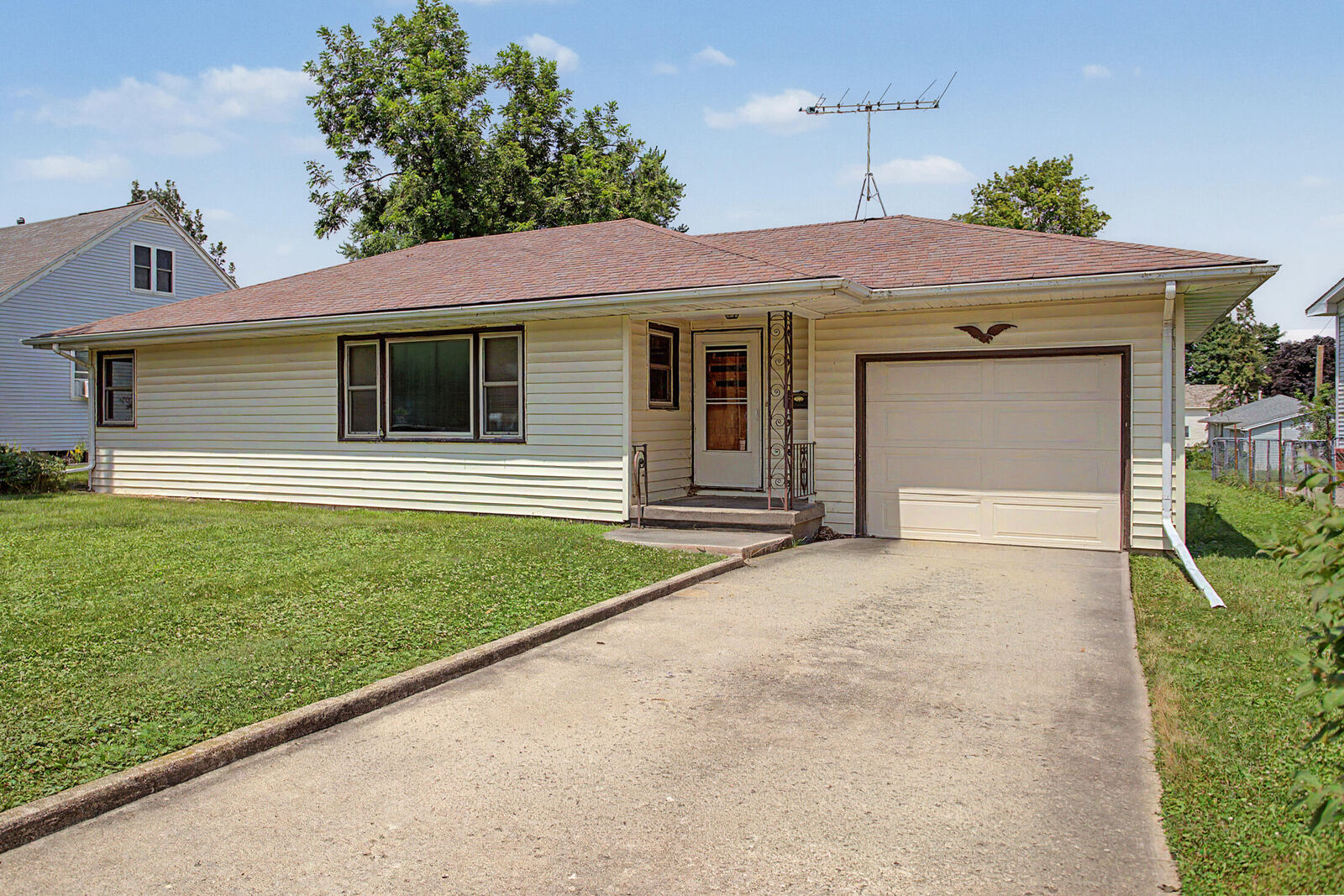 Property Photo:  321 Edwards Street  IA 50130 