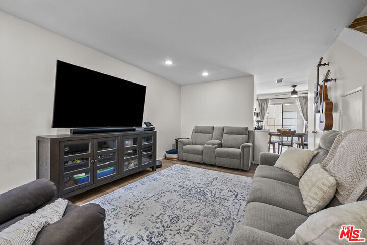 Property Photo:  19124 Hamlin St, Unit 4  CA 91335 