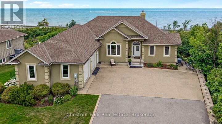 133 Lakeshore Road East — photo 1