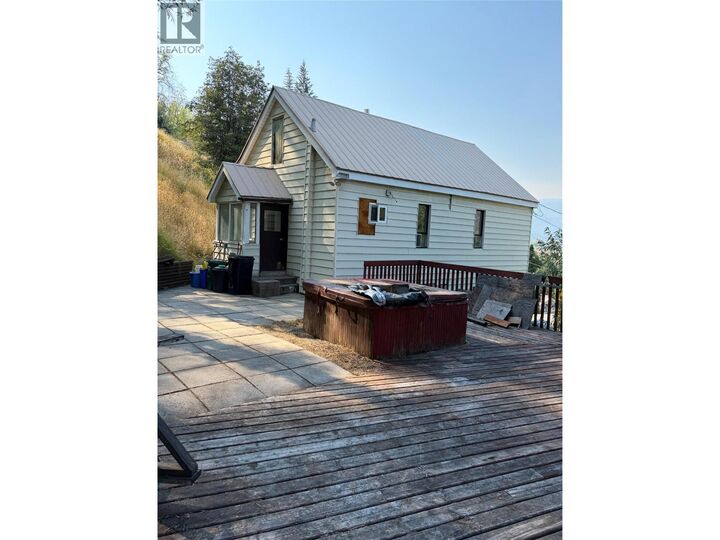 Property Photo: 626 Hendry Street BC V1R 3J3