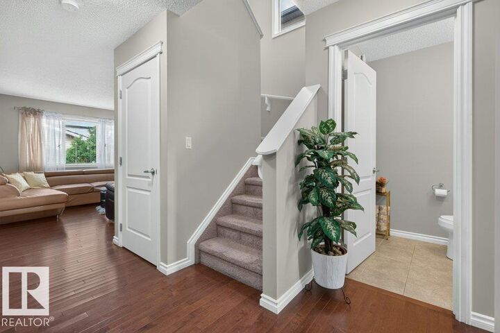 Property Photo:  692 Secord Boulevard NW  AB T5T 6Z6 