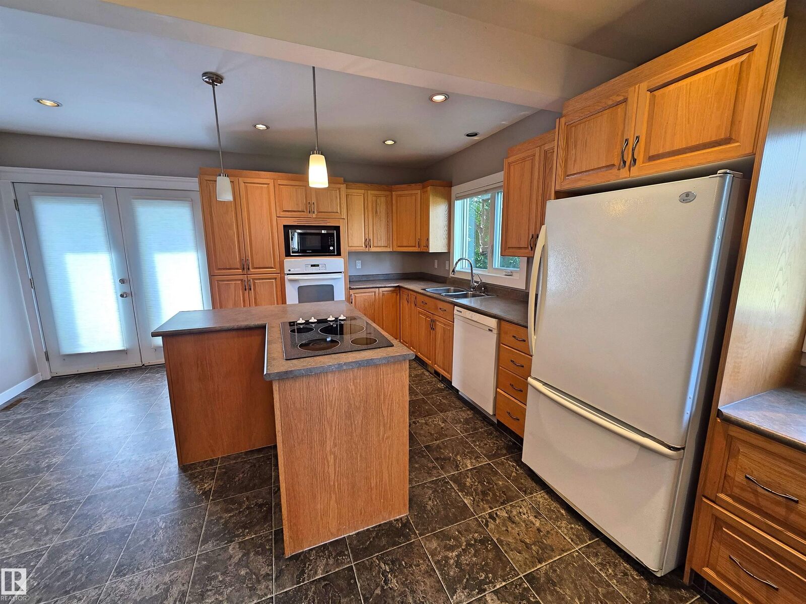 Property Photo:  3003 Park Avenue  AB T0A 2K0 