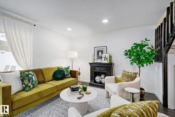 Property Photo: 19F Meadowlark Village NW AB T5R 5X3