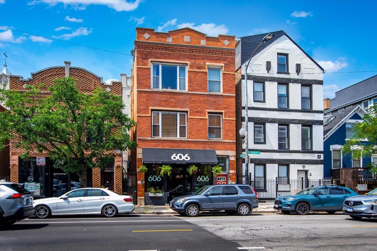 Property Photo: 2100 N Damen Avenue 3F IL 60647