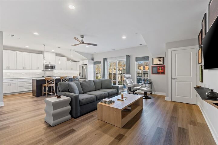 Property Photo:  319 S Glendale Avenue 303  IL 60010 