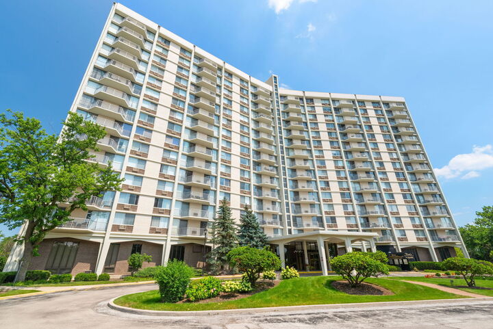 Property Photo:  40 N Tower Road N 6N  IL 60523 