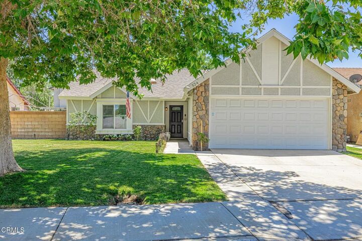 Property Photo:  524 E Ivyton Street  CA 93535 