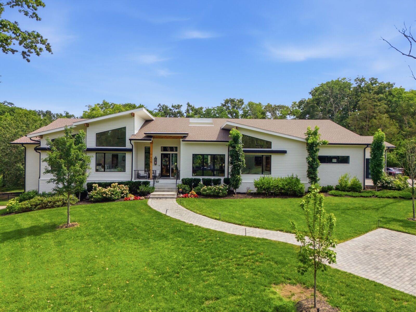 Property Photo: 710 Bresslyn Rd TN 37205