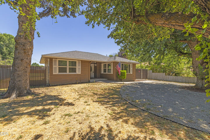 Property Photo:  4225 Summers Lane  OR 97603 