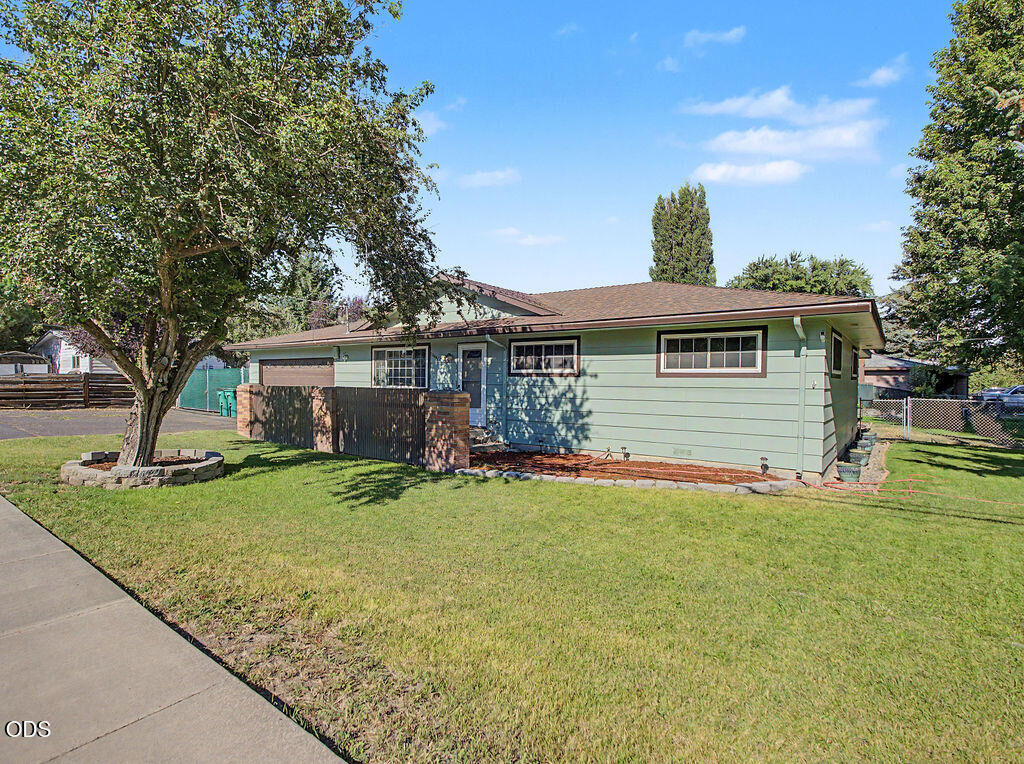 Property Photo:  3697 Madison Street  OR 97603 
