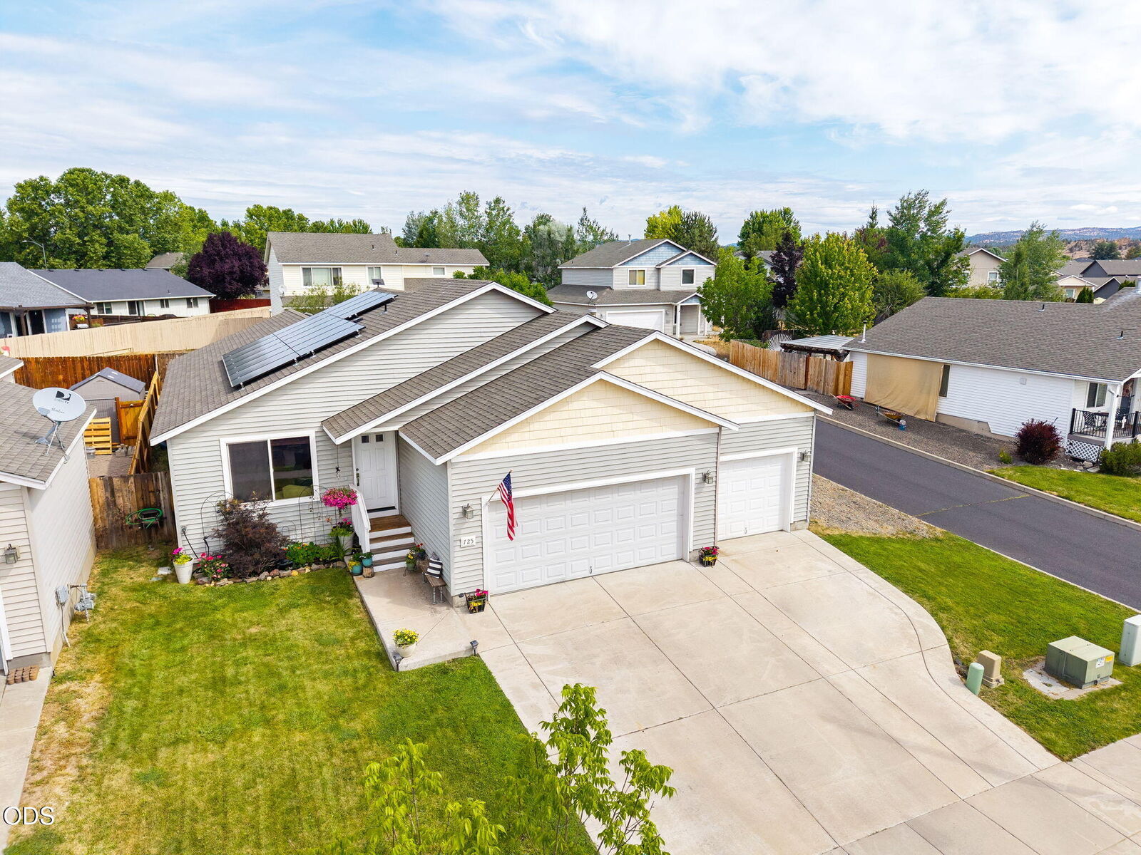 Property Photo:  725 NE Robin Place  OR 97754 