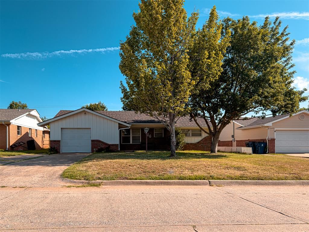 Property Photo: 1406 W Mississippi Avenue OK 73018