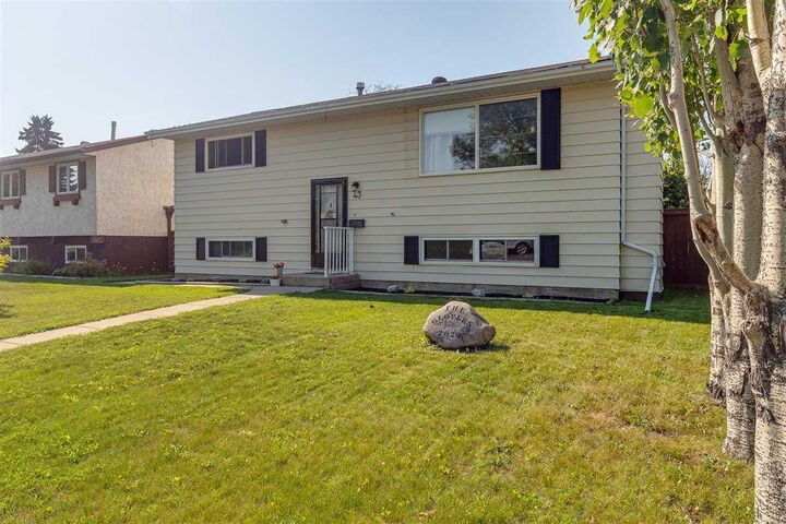 Property Photo:  43 Oak Street  AB T4P 2N7 