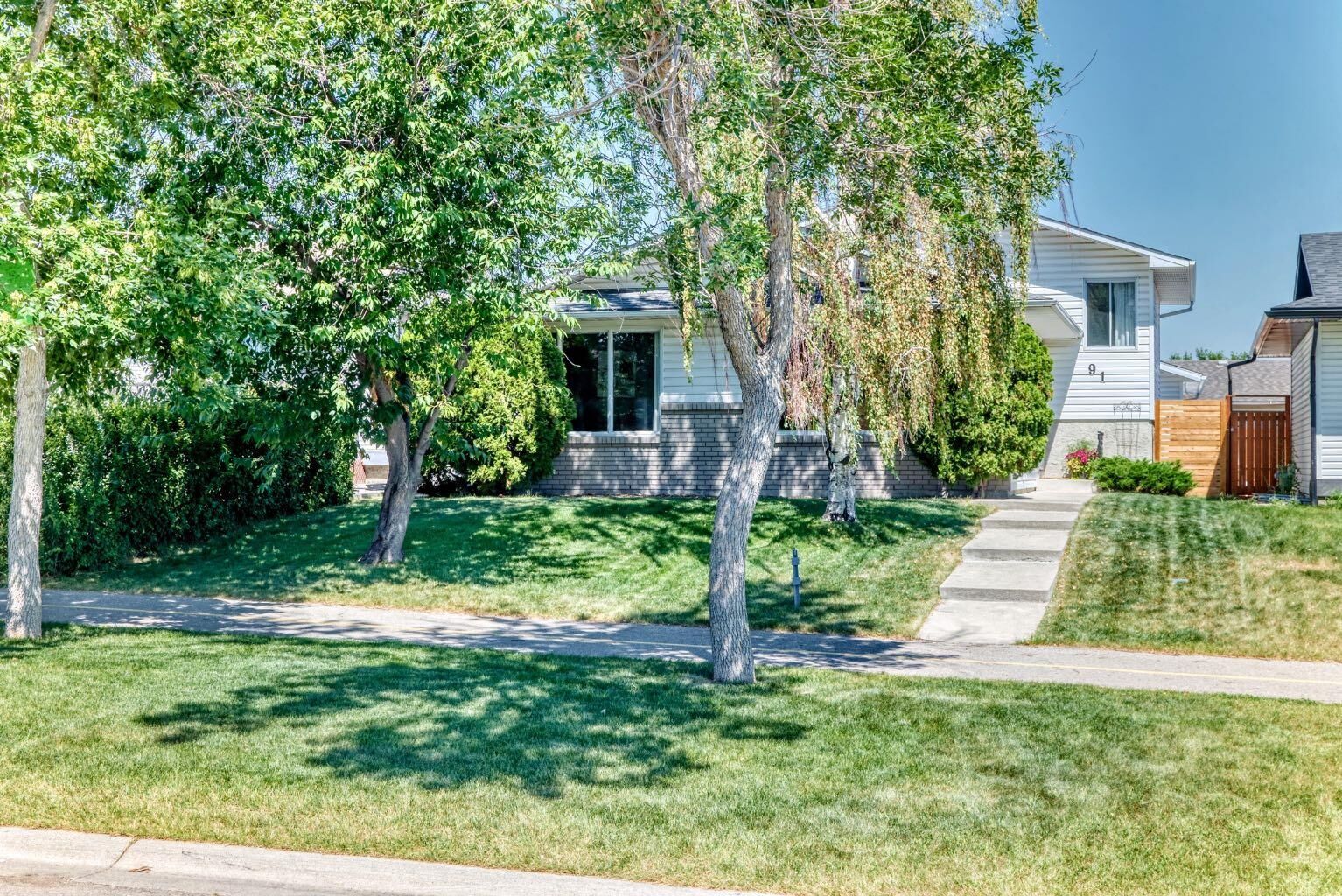 Property Photo:  91 Templehill Drive NE  AB T1Y 4C4 