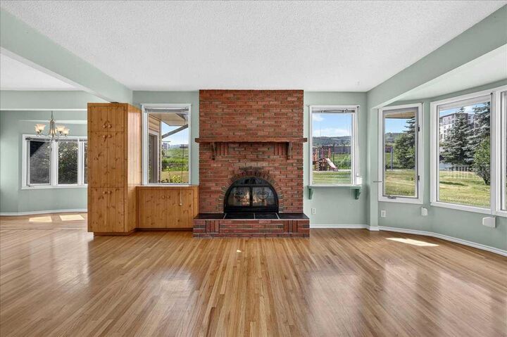 Property Photo:  7727 Bowcliffe Crescent NW  AB T3B 2S6 