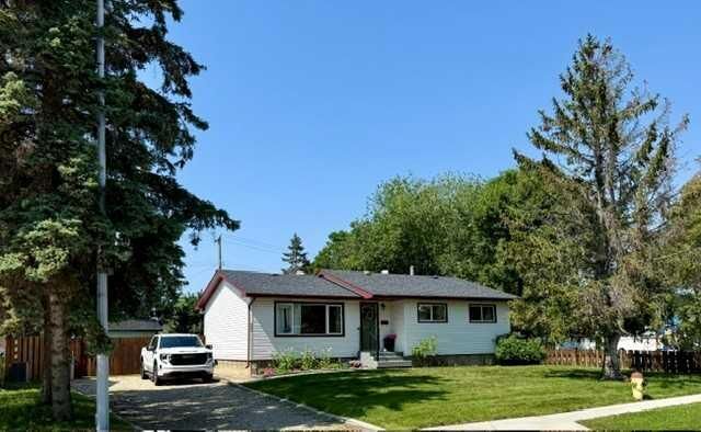 Property Photo: 8626 99B Street AB T8V 2J4