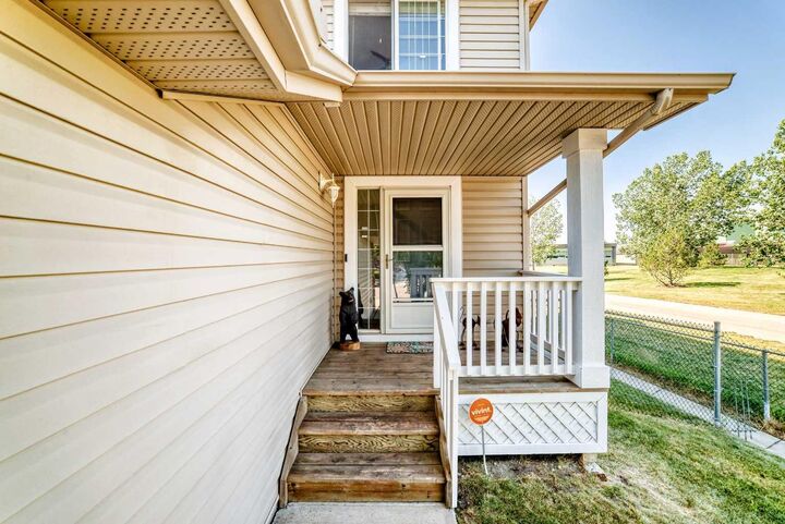 Property Photo: 124 West Lakeview Drive AB T1X 1J1