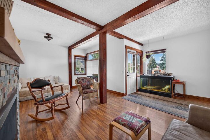 Property Photo:  241 25 Avenue NE  AB T2E 1Y2 