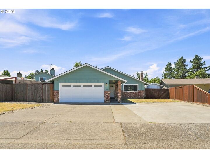 Property Photo:  305 Meadow Ln  OR 97426 