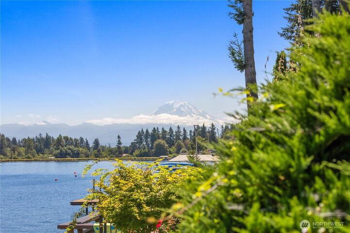 Property Photo:  2527  211th Avenue E  WA 98391 