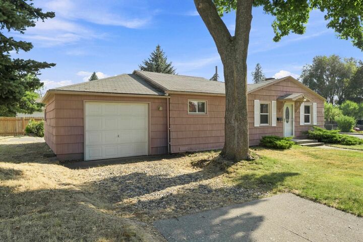 Property Photo: 1129 W Bismark Ave WA 99205