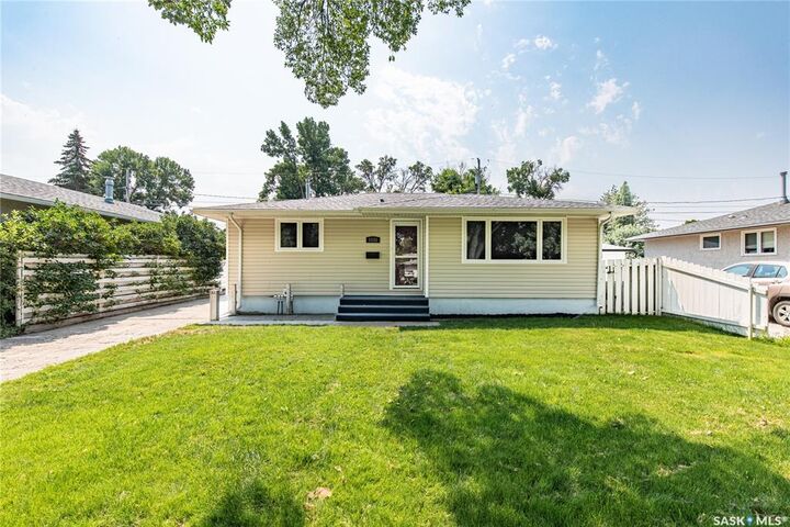 1131 Currie Crescent — photo 1