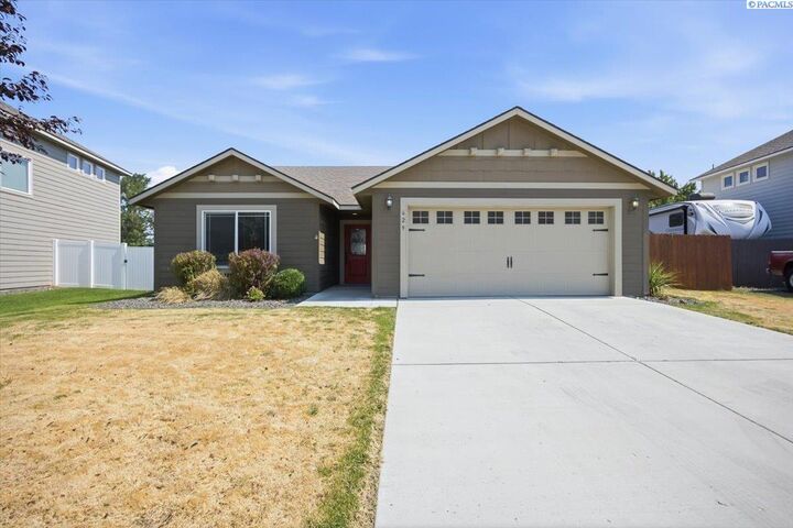 Property Photo: 629 E 35th Ave WA 99337