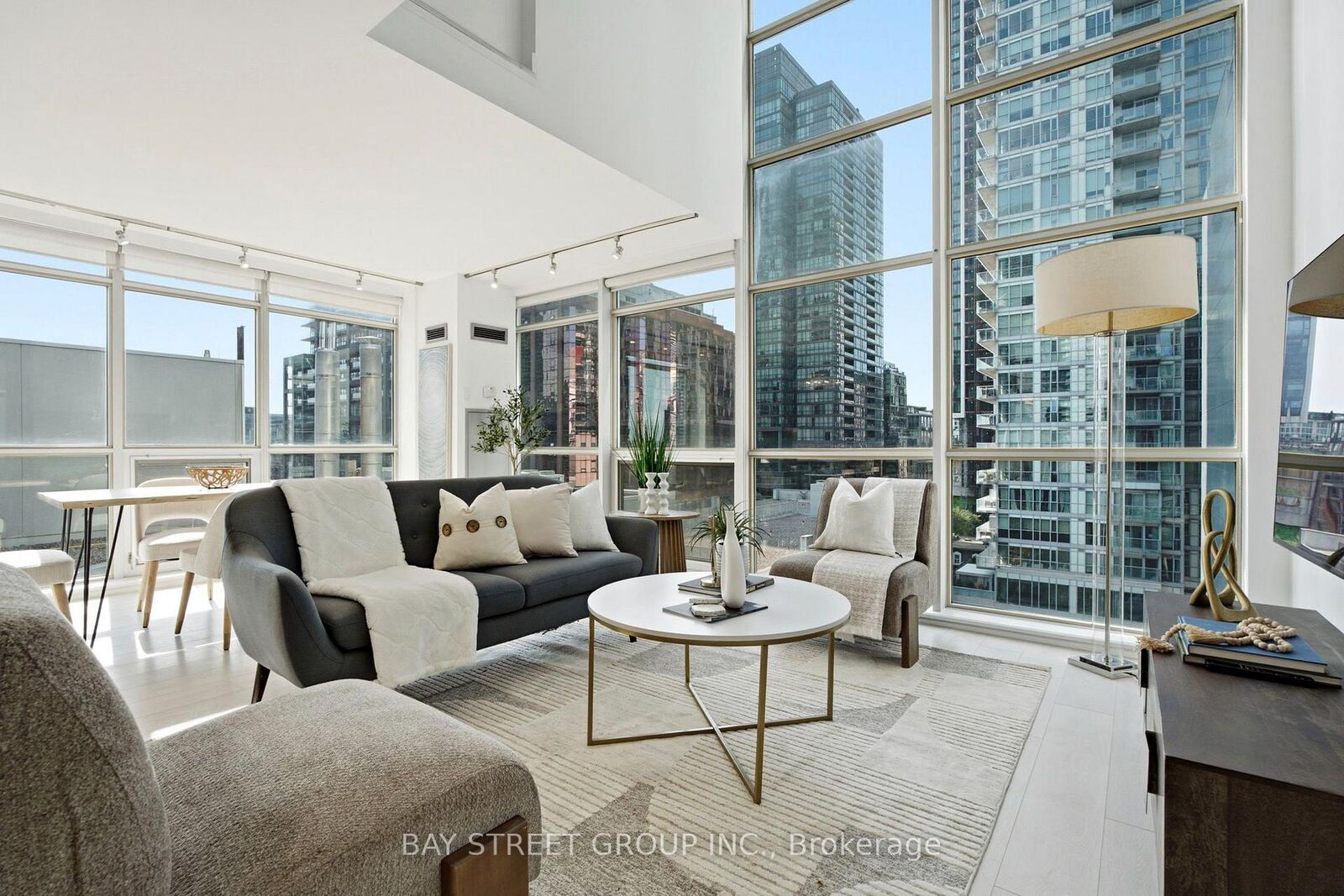 Property Photo: 36 Blue Jays Way 925 ON M5V 3T3